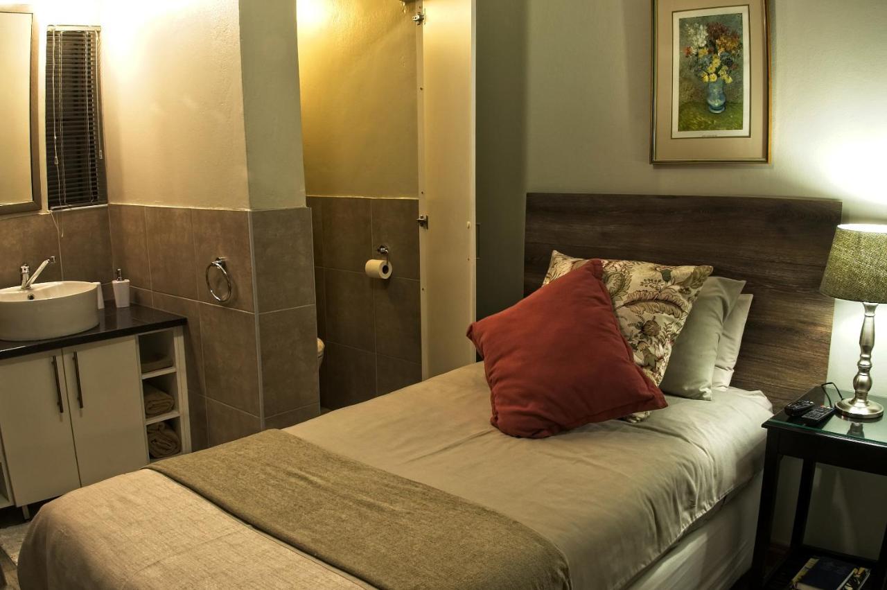 Rest-A-While Guest House - Pretoria-Noord Exteriör bild