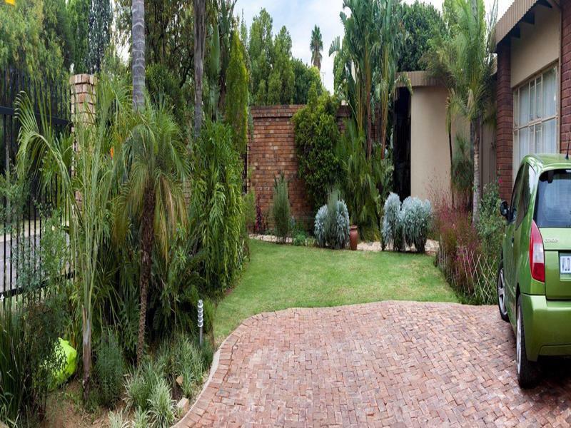 Rest-A-While Guest House - Pretoria-Noord Exteriör bild